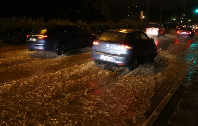 Κακοκαιρία: Ισχυρή καταιγίδα στην Αθήνα - Άνοιξαν οι ουρανοί