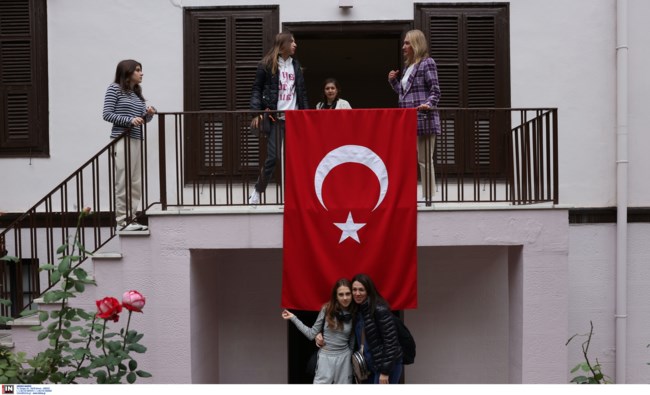 "Πλημμύρισε" η Θεσσαλονίκη: Χιλιάδες Τούρκοι επισκέπτες στο Τουρκικό Προξενείο για την επέτειο θανάτου του Κεμάλ Ατατούρκ