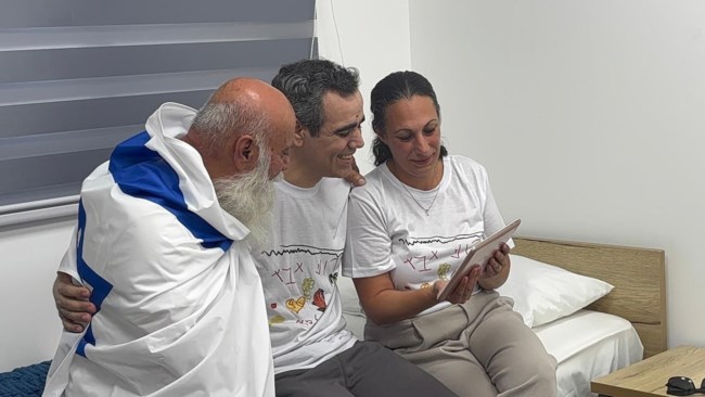 Πρώτες στιγμές επανένωσης των ομήρων με τις οικογένειές τους: Η 2 ετών Άλμα έμαθε να λέει «Άμπα» χωρίς να έχει κοντά της τον μπαμπά της