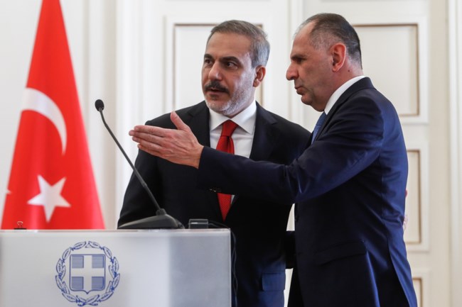 Οι αγκαλιές Γεραπετρίτη - Φιντάν και οι "κόκκινες γραμμές" - Πού συμφώνησαν ότι διαφωνούν Ελλάδα και Τουρκία