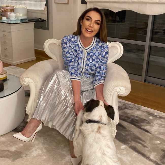 Λευκό παντού και πολυτέλεια: Η Τατιάνα Στεφανίδου μας δείχνει το σαλόνι της με ασορτί ντύσιμο