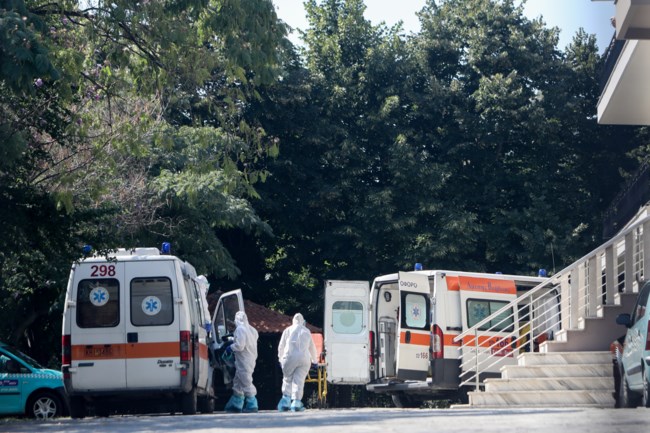Συναγερμός στη Θεσσαλονίκη: Έφτασε στο γηροκομείο ο Τσιόδρας - Δεκάδες κρούσματα μεταφέρονται στο νοσοκομείο [Εικόνες-Βίντεο]