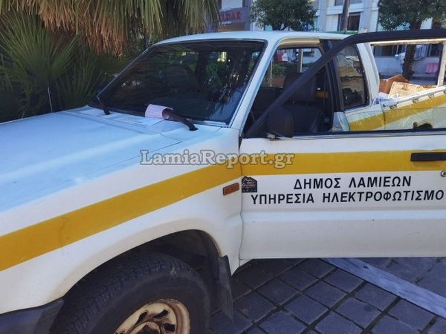 Λαμία: Έκοψαν κλήσεις σε αυτοκίνητα του Δήμου που ήταν σε πλατεία για τον Χριστουγεννιάτικο στολισμό [εικόνες]