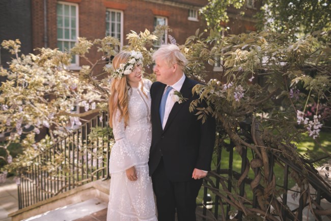 Mr&Mrs Johnson: H νύφη ξυπόλυτη, με νυφικό Έλληνα σχεδιαστή και στεφάνι από λουλούδια [εικόνα]