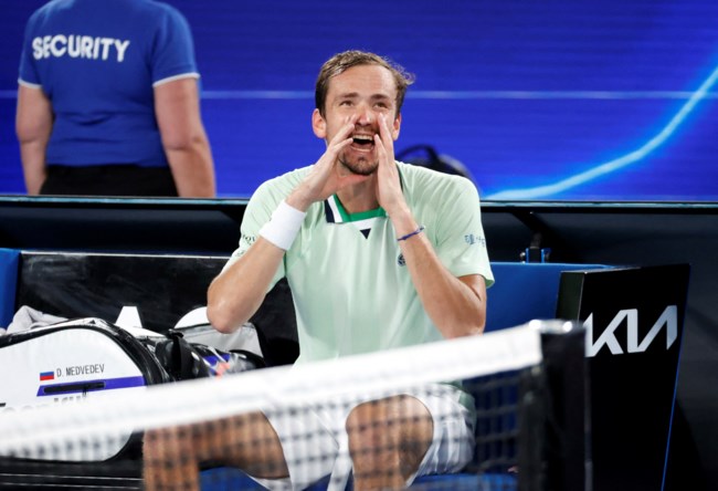 Μια Ελληνίδα "κάρφωσε" τον Τσιτσιπά για το coaching από τον πατέρα του - Τι αποκάλυψε η διαιτητής, Εύα Ασδεράκη  [βίντεο]