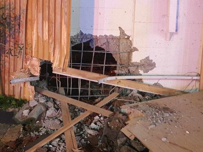 Ισχυρή έκρηξη βόμβας σε βενζινάδικο στον Πειραιά με "άρωμα" μαφίας: Μεγάλες ζημιές σε αυτοκίνητα και κτίρια [βίντεο]