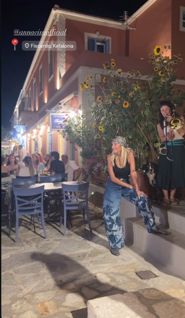 Άννα Βίσση: Dinner στο Φισκάρδο της Κεφαλονιάς με τον Γιάννη και τη Δήμητρα Κούστα