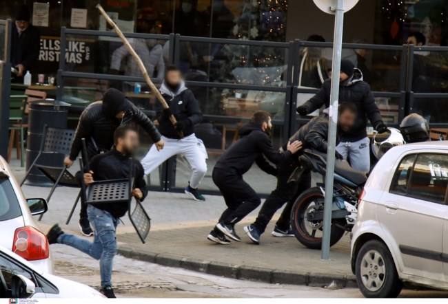 Άγριος ξυλοδαρμός σαν ταινία δράσης στα δικαστήρια Θεσσαλονίκης [εικόνες - βίντεο]