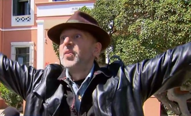 Πουλάει τρέλα ο καθηγητής που κατηγορείται για ασέλγεια; Τραγούδησε Ξυλούρη στις κάμερες, ντυνόταν νίντζα