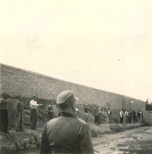 Φωτογραφίες-ντοκουμέντα που προκαλούν δέος: Οι 200 αγωνιστές στην Καισαριανή, λίγο πριν την εκτέλεσή τους