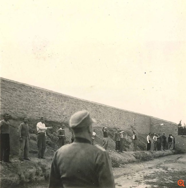 Καισαριανή: Βανδαλισμός στο μνημείο των 200 - Ο πολιτικός κόσμος ζητά να αποκτηθούν οι φωτογραφίες