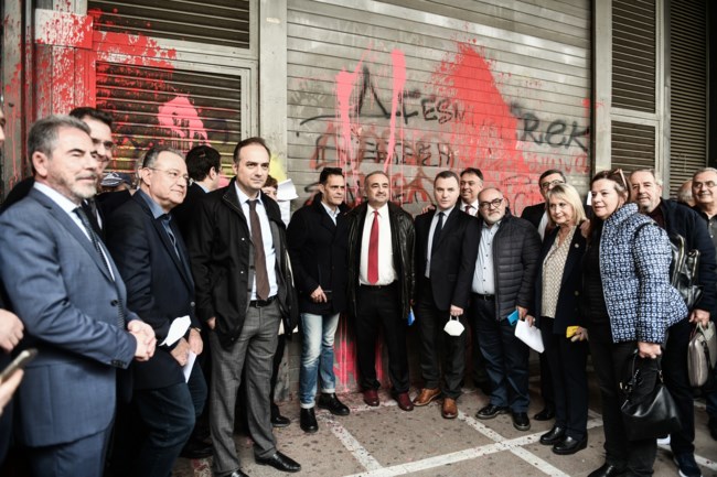 Έξω από το υπ. Εργασίας οι δκηγόροι - Διαμαρτύρονται για την αύξηση των ασφαλιστικών εισφορών [εικόνες]