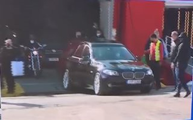 Κηδεία Τζώρτζη Μονογυιού: Υποβασταζόμενη η μητέρα του - Ράκος η σύζυγος και η αδερφή του [Εικόνες-Βίντεο]