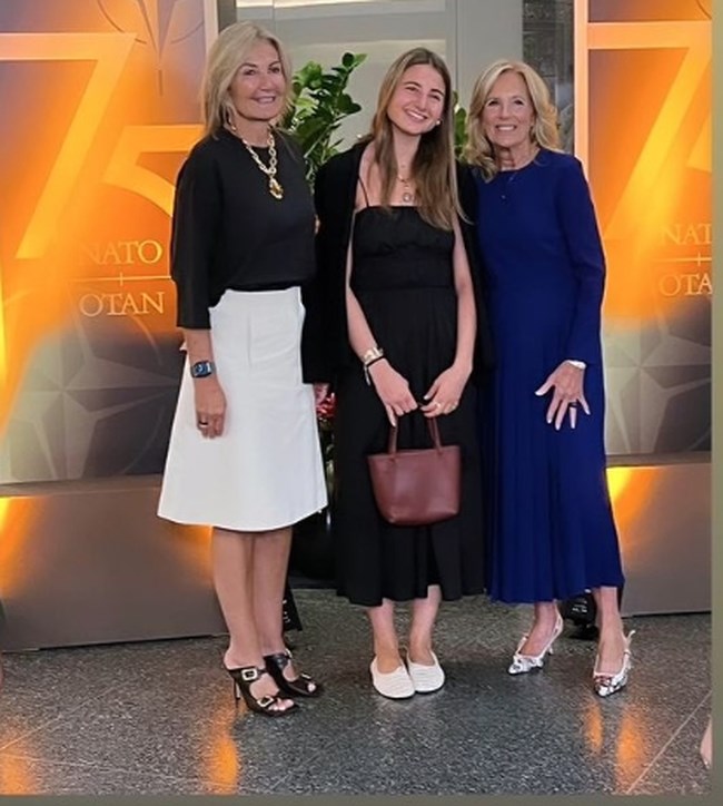 Μαρέβα Γκραμπόφσκι Μητσοτάκη: Στην Ουάσιγκτον με την κόρη της Δάφνη Μητσοτάκη - Τα ασπρόμαυρα looks τους