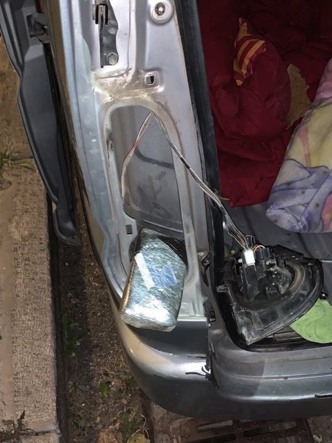 Απίστευτο - Εκρυψαν τα ναρκωτικά στα φώτα φορτηγού, αλλά δεν υπολόγισαν τον "Ρίκι"