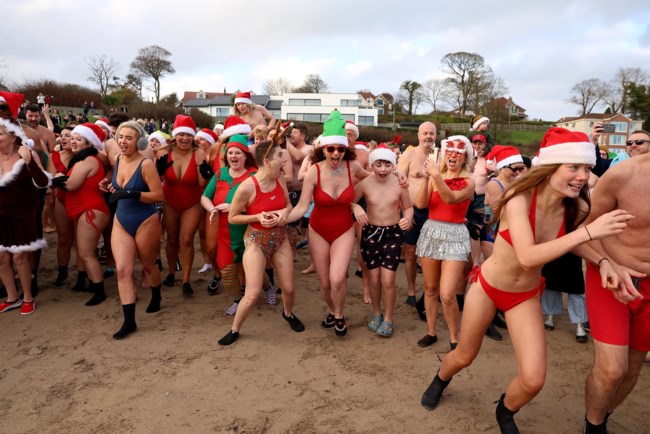 Απίστευτο: Ντυμένοι Άγιοι Βασίληδες στη Β. Ιρλανδία βούτηξαν στη λίμνη με -5 βαθμούς Κελσίου [εικόνες]