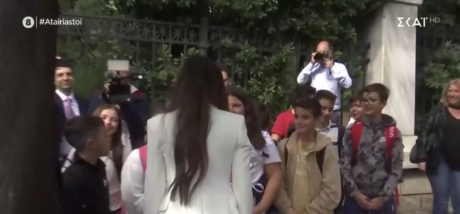 Κίμπερλι Γκίλφοϊλ: Συνάντησε μαθητές έξω από το Μαξίμου και τους χαιρέτησε όλους με χειραψία [βίντεο]