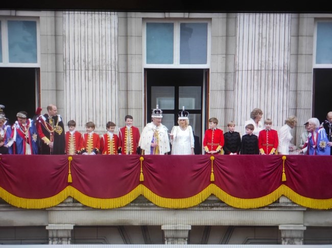 Κάρολος και Καμίλα για πρώτη φορά στο μπαλκόνι ως εστεμμένοι βασιλείς