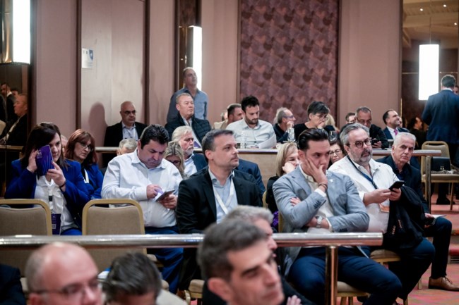 Γκρίνιες σε Μαξίμου και ΝΔ για την παραλίγο ήττα στο συνέδριο της ΚΕΔΕ: "Σας κορόιδεψε ο Δούκας"