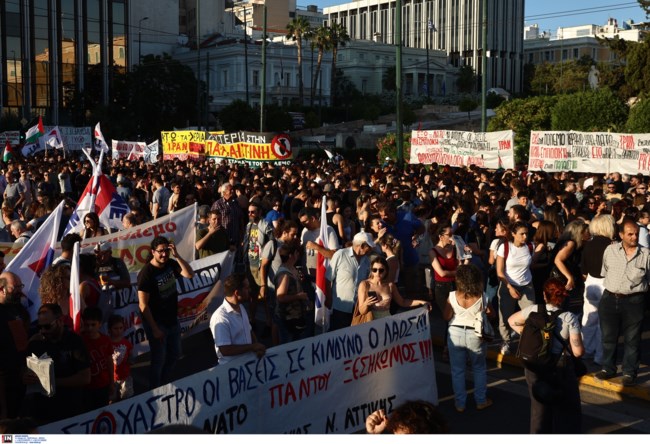 Σε εξέλιξη μεγάλο αντιπολεμικό συλλαλητήριο στο Σύνταγμα - Διακοπή της κυκλοφορίας στο κέντρο [εικόνες - βίντεο]