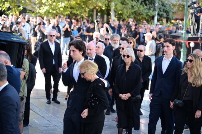 Διονύσης Σαββόπουλος: Συντετριμμένη η οικογένεια του στη Μητρόπολη - Συγκίνησαν οι πένθιμες μελωδίες - [βίντεο]