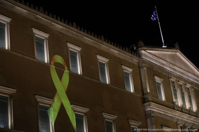 Η Βουλή φωτίστηκε με την χρυσή κορδέλα της ελπίδας - Μήνυμα στήριξης στον αγώνα κατά του παιδικού καρκίνου [εικόνες]