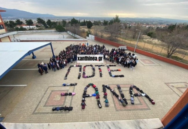 "Πάρε όταν φτάσεις": Το μήνυμα που ραγίζει καρδιές από μαθητές σε όλη τη χώρα, για τα θύματα της τραγωδίας των Τεμπών