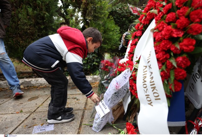Θεσσαλονίκη: Κατάθεση στεφάνων στο ΑΠΘ για την 49η επέτειο εξέγερσης του Πολυτεχνείου