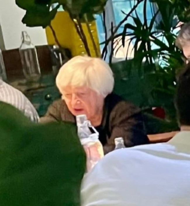 Η υπουργός Οικονομικών των ΗΠΑ έφαγε παραισθησιογόνα μανιτάρια: Το πάθημα της Τζάνετ Γιέλεν στο Πεκίνο που έγινε trend