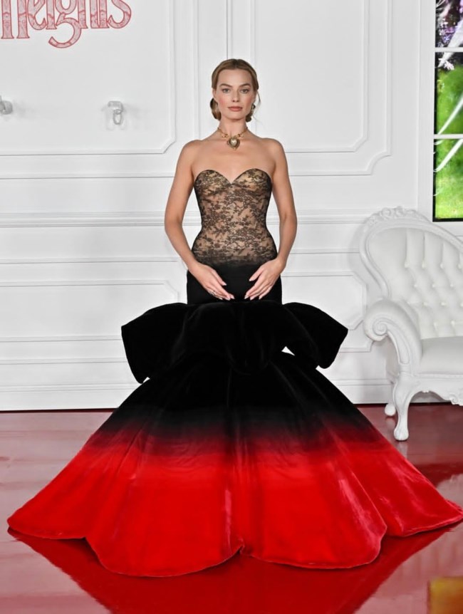 Εκθαμβωτική η Μάργκοτ Ρόμπι με μυθικό κόσμημα άνω των 100 καρατίων στην πρεμιέρα της ταινίας "Ανεμοδαρμένα Ύψη"