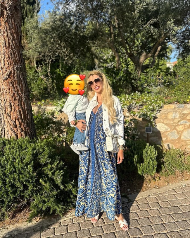 Κωνσταντίνα Σπυροπούλου: Το υπέροχο ινδικό φόρεμα που φόρεσε στις διακοπές του Πάσχα - Σε γαλάζιο -λευκό, ιδανικό για την εποχή