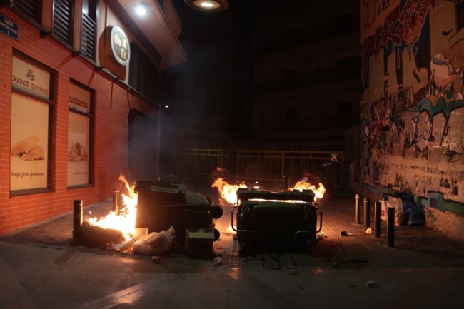 Επεισόδια και στη Θεσσαλονίκη: Μολότοφ και κρότου λάμψης μετά την πορεία για τον 16χρονο [Βίντεο - Εικόνες]