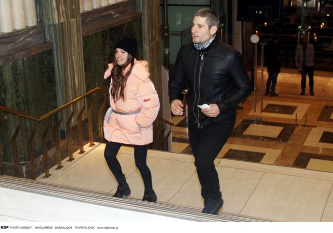 Εριέττα Κούρκουλου - Λάτση: Στο θέατρο με ροζ puffer jacket, ζιβάγκο, βινύλ μποτάκια και καθόλου μακιγιάζ