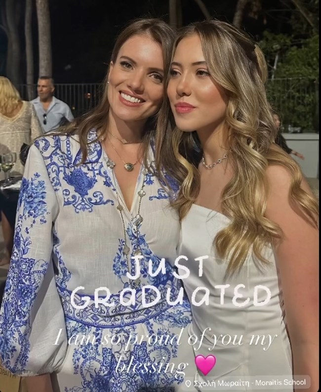 Σιένα Τριανταφυλλοπούλου: Η κούκλα κόρη της Κιμ Κίλιαν και του Τριανταφυλλόπουλου στην τελετή αποφοίτησής της