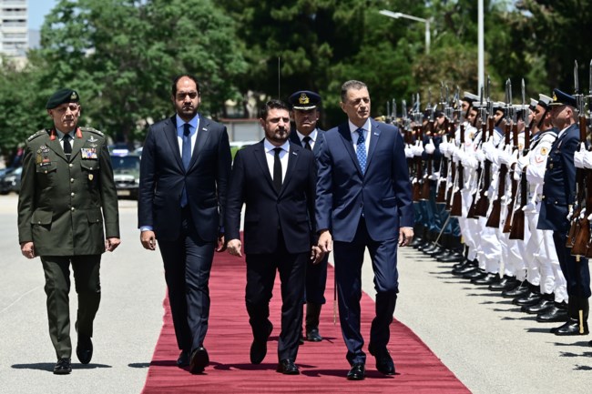 Έφτασαν στο υπ. Άμυνας Χαρδαλιάς και Κεφαλογιάννης