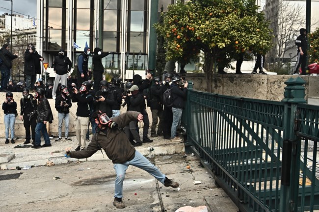 Βουλή: Εντός του Μεγάρου οι εύζωνοι του Άγνωστου Στρατιώτη