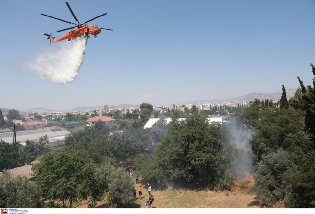 Συναγερμός για φωτιά δίπλα στο Σισμανόγλειο - Σηκώθηκε ελικόπτερο [εικόνες]
