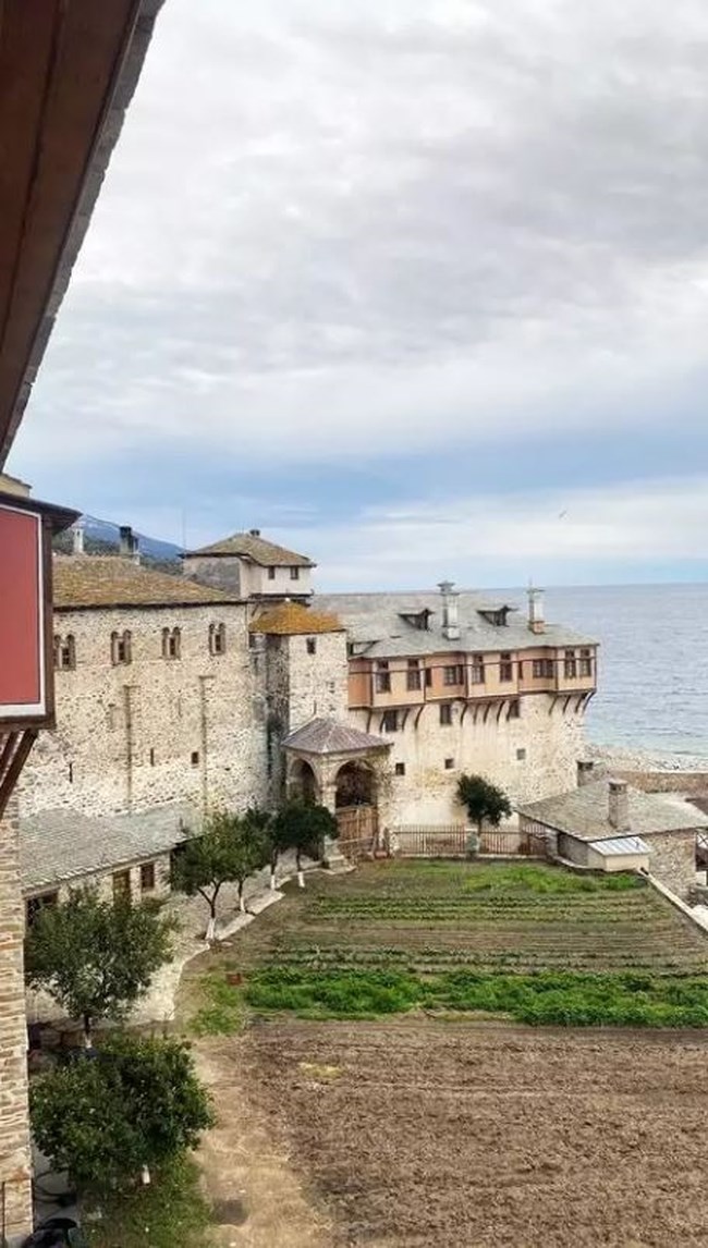 Νίκος Πολυδερόπουλος: Στο Άγιον Όρος λίγες εβδομάδες μετά τον ξαφνικό θάνατο του αδελφού του