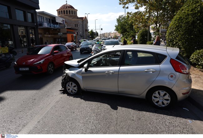 Τροχαίο στη Μεσογείων: Λεωοφορείο συγκρούστηκε με ΙΧ - Καθυστερήσεις στην κυκλοφορία των οχημάτων [βίντεο - εικόνες]