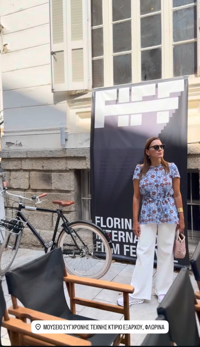 Όλγα Κεφαλογιάννη: Chic και καλοκαιρινή στο Μουσείο Σύγχρονης Τέχνης στη Φλώρινα