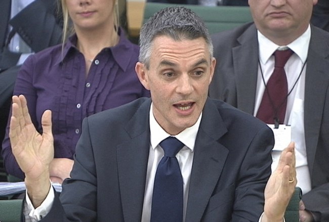 Ο δεξιός μάνατζερ και το "ξένο σώμα": Τα ακριβοπληρωμένα στελέχη πίσω από τη μεγαλύτερη κρίση του BBC