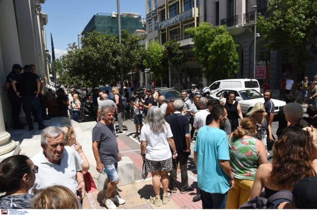 Οργή για τη Μουρτζούκου έξω από τα δικαστήρια της Πάτρας: "Φόνισσα, σίχαμα", της φώναζαν μετά την ομολογία της