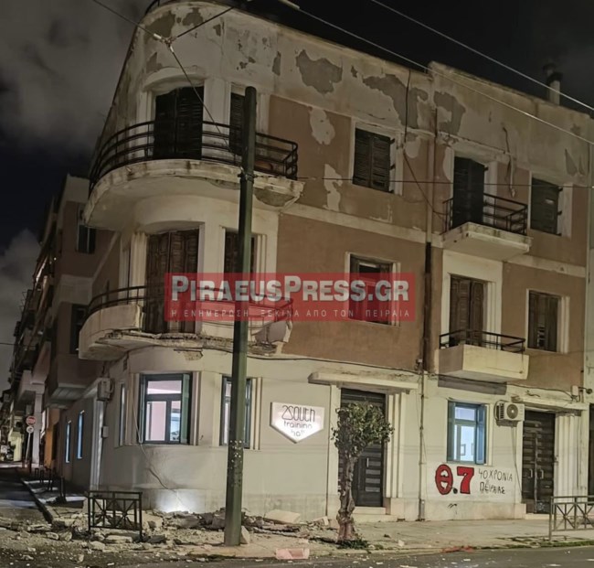 Πειραιάς: Κατέρρευσε μπαλκόνι διατηρητέου κτηρίου - [Εικόνες]