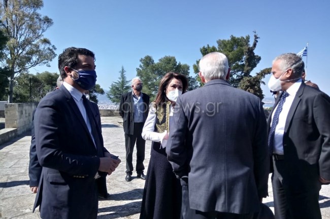 Χανιά: Με κρητική "φορεσιά" η Γιάννα Αγγελοπούλου στο μνημόσυνο των Βενιζέλων [Εικόνες]