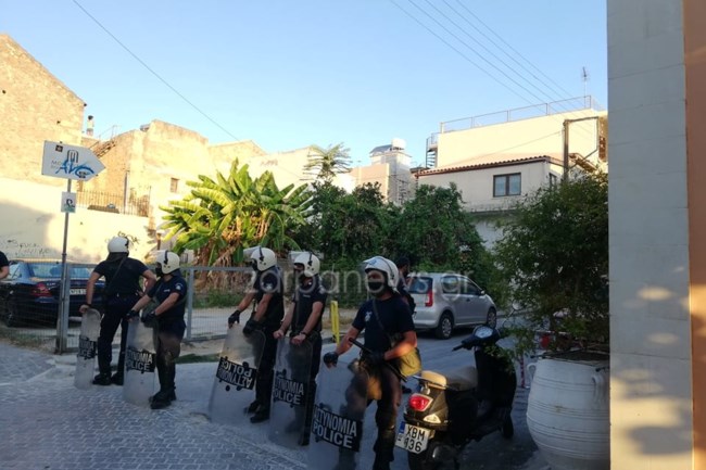 Χανιά: Αστυνομικό "ντου" στην κατάληψη της Ρόζα Νέρα - Εκκενώθηκε το κτίριο έπειτα από 16 χρόνια [βίντεο]