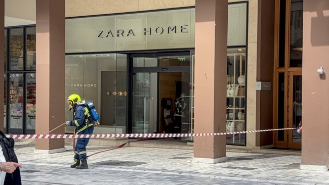 Φωτιά στην Πάτρα: Βίντεο ντοκουμέντο - Η στιγμή που τυλίγεται στις φλόγες η οροφή του καταστήματος, ουρλιάζουν μαθητές