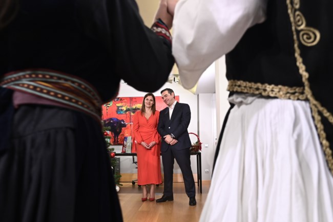 Αλέξης Τσίπρας: Άκουσε τα παραδοσιακά χριστουγεννιάτικα κάλαντα με την Μπέτυ Μπαζιάνα στην Κουμουνδούρου