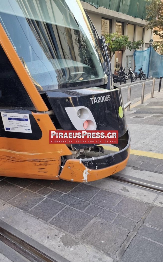 Πειραιάς: Εκτροχιασμός συρμού του Τραμ ύστερα από σύγκρουση με ΙΧ [Εικόνες]