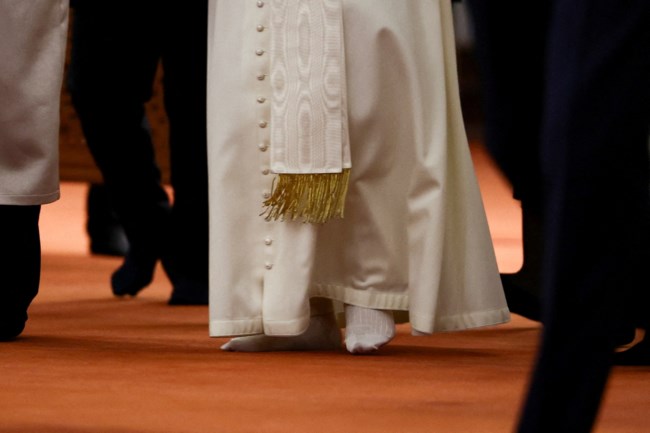 Ο Πάπας στο Μπλε Τζαμί της Κωνσταντινούπολης: Εβγαλε τα παπούτσια του, αλλά δεν προσευχήθηκε [εικόνες]