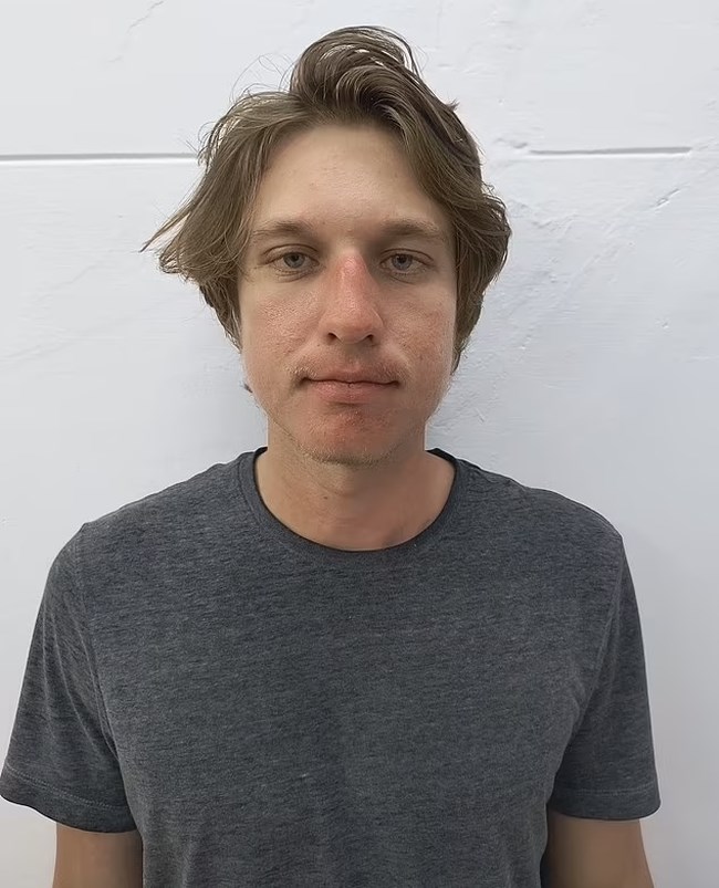 ΑΜΕΡΙΚΑΝΟΣ ΤΟΥΡΙΣΤΑΣ ΠΡΟΣΠΑΘΗΣΕ ΝΑ ΦΤΑΣΕΙ ΣΕ ΑΠΟΜΟΝΩΜΕΝΗ ΦΥΛΗ